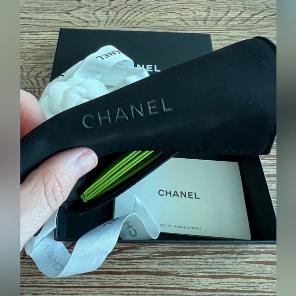 NWT: Chanel 24S Neon Green Caviar Quilted Card Holder - Picture 4 of 5